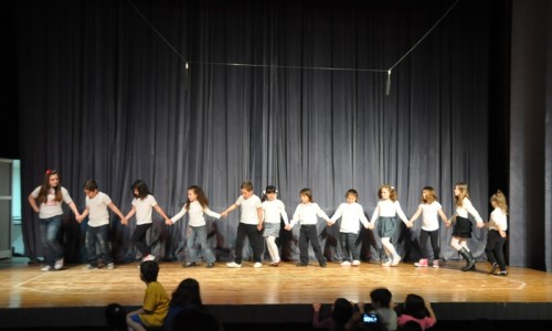 και παραδοσιακοί χοροί από τους μαθητές του 4ου Δημοτικού.