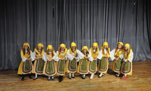 Στις 12 Απριλίου, οι μαθητές του 13ου Δημοτικού Σχολείου παρουσίασαν παραδοσιακούς χορούς 