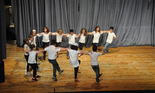 Στις 13 Απριλίου, οι μαθητές του 6ου και 7ου Δημοτικού παρουσίασαν χορούς από διάφορες περιοχές της Ελλάδας.