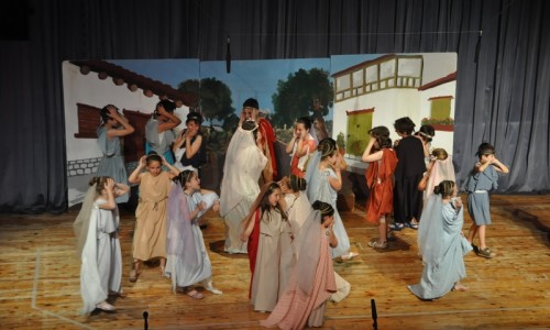 Την «Ασπίδα» του Μένανδρου «ζωντάνεψαν» οι μαθητές του 5ου και 11ου Δημοτικού, στις 15 Απριλίου.