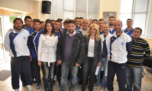 σύσσωμη η «Δόξα Βύρωνα» με την πρόεδρό της Ματίλντα Μαρνέρη, ο Δήμαρχος Βύρωνα Νίκος Χαρδαλιάς, η Αντιδήμαρχος Δημοσίων Σχέσεων και Εθιμοτυπίας Ιουλία Κιούπη, 