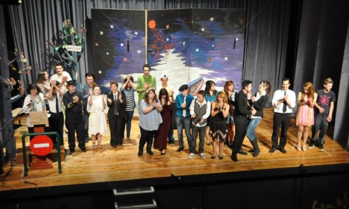 Ακολούθησαν οι μαθητές του 3ου Λυκείου, με «Μία κωμωδία». 