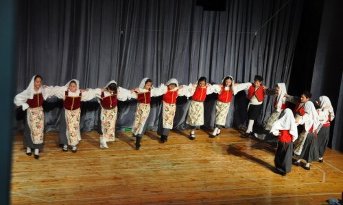 Στις 19 Απριλίου, οι μαθητές του 8ου Δημοτικού παρουσίασαν παραδοσιακούς χορούς, 