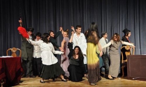 «Ιστορίες καθημερινής τρέλας» παρουσίασαν, στις 20 Απριλίου, οι μαθητές του 4ου Γυμνασίου Βύρωνα. 