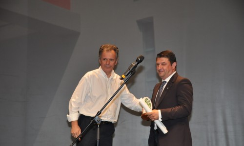 Ο Δήμαρχος Βύρωνα Νίκος Χαρδαλιάς με το μέλος της Επιστημονικής Επιτροπής Ecocity και Καθηγητή του Γεωπονικού Πανεπιστημίου Αθηνών Γεράσιμο Αράπη, ο οποίος του παρέδωσε το βραβείο