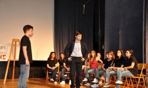 Το Σάββατο 18 Μαΐου το 1ο Λύκειο Βύρωνα παρουσίασε τη θεατρική παράσταση «Το Κύμα», στον Δημοτικό Κινηματογράφο «Νέα Ελβετία». 