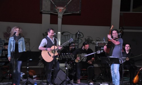 «Αφιέρωμα στον Μάνο Χατζιδάκι» και οι μελωδίες του μεγάλου Έλληνα συνθέτη «πλημμύρισαν» τον αύλειο χώρο του Γυμνασίου Καρέα, στις 25 Μαΐου. 