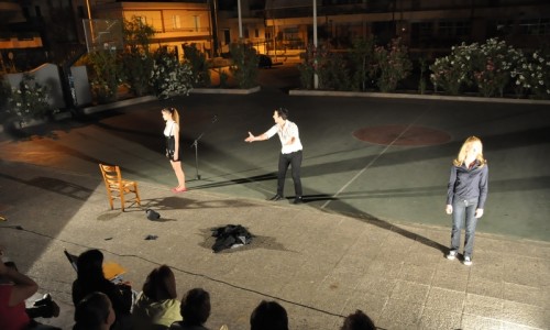 ενώ το βράδυ της ίδιας μέρας, το προαύλειο το 1ου Γυμνασίου και 1ου Λυκείου μετατράπηκε σε θέατρο για τις ανάγκες της παράστασης «Όλα όσα είδα».