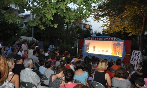 Με γέλια και φωνές γέμισε η πλατεία Δημ. Βαρουτίδη, στην Ανάληψη, στις 29 Μαΐου, καθώς οι μικροί μας φίλοι διασκέδασαν με τον «Καραγκιόζη οικολόγο και το μαγικό δέντρο».