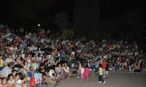 τον κόσμο που είχε κατακλύσει την πλατεία Ταπητουργείου.