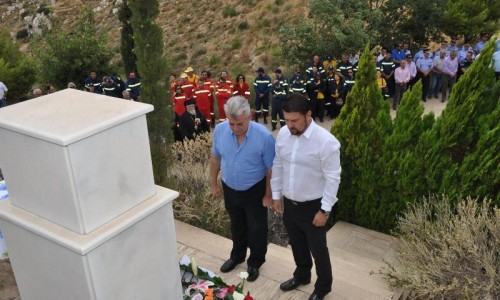 Ο Πρόεδρος του ΣΠΑΥ, Δήμαρχος Βύρωνα Νίκος Χαρδαλιάς και ο Δήμαρχος Καισαριανής Αντώνης Καμπάκας αποδίδουν τιμές στους πεσόντες.