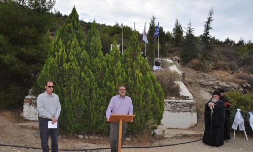 Ο Μητροπολίτης κ. Δανιήλ και ο Αντιπρόεδρος του ΣΠΑΥ Κωστή Παπαδόπουλος παρακολουθούν τον χαιρετισμό του Δημάρχου Ηλιούπολης Βασίλη Βαλασόπουλου. 