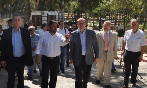 Ο Υπουργός Εσωτερικών Γιάννης Μιχελάκης, ο Δήμαρχος Βύρωνα Νίκος Χαρδαλιάς, ο Υπουργός Ανάπτυξης και Ανταγωνιστικότητας Κωστής Χατζηδάκης, ο Γενικός Γραμματέας Επενδύσεων Γιώργος Γιαννούσης και ο Αντιδήμαρχος Τεχνικών Θεμάτων Κωνσταντίνος Ζούμπος