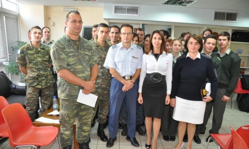 Ο ανθυπασπιστής της ΑΣΔΕΝ Ιωάννης Τριανταφυλλίδης, ο αντισμήναρχος της ΥΠΗΔ Νικόλαος Δανιήλ, η Αντιδήμαρχος Δημοσίων Σχέσεων και Εθιμοτυπίας Ιουλία Κιούπη και η υποδιοικητής της ΣΑΝ Πόπη Θωμάκου