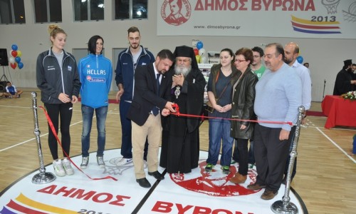 Ο Δήμαρχος Βύρωνα Ν. Χαρδαλιάς, με το Μητροπολίτη κ.κ. Δανιήλ, τους διεθνείς αθλητές Αν. Βασιλαντωνάκη, Π. Παπαμιχαήλ και Γ. Μαδούρα και μέλη των οικογενειών των Χρ. Αντωνιάδη και Τ. Παπαγεωργίου