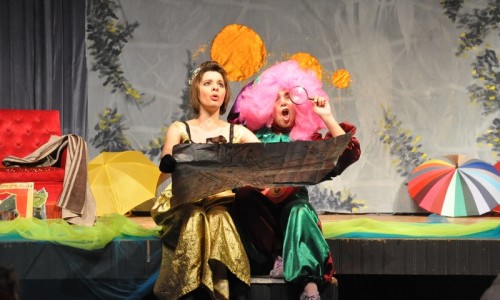 Οι εκδηλώσεις συνεχίστηκαν με τη θεατρική παράσταση «Η Γιαγιά της Αταξίας»,