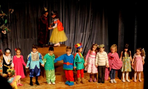 Το Παιδικό Θεατρικό Εργαστήρι του Δήμου μας συμμετείχε για πρώτη φορά στη Μικρή Σκηνή, παρουσιάζοντας στις 22 Μαρτίου τη θεατρική παράσταση «Όνειρο Καλοκαιρινής Νύχτας»