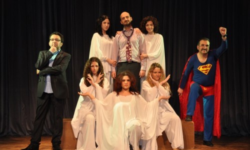 Το Σαββατοκύριακο 5 και 6 Απριλίου το Θεατρικό Εργαστήρι του Δήμου παρουσίασε τη μαύρη κωμωδία «Ο άντρας με την πουά γραβάτα».