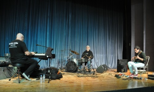 Τη σκυτάλη πήραν στις 14 Μαρτίου οι M.O.T.He trio με την παράσταση τζαζ, έθνικ, ελληνικών και αυτοσχέδιων ηχητικών εναλλαγών. 