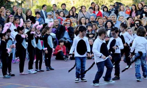 Το 29ο Παιδικό Φεστιβάλ «σήκωσε αυλαία» στις 30 Απριλίου με ένα θεατρικό δρώμενο από τους μαθητές του 10ου και 11ου Νηπιαγωγείου και 5ου και 11ου Δημοτικού, 