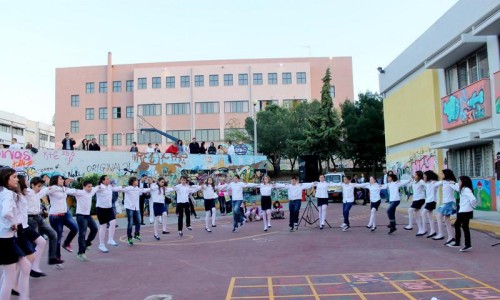 και παραδοσιακούς χορούς  από τους μαθητές του 5ου και 11ου Δημοτικού. 