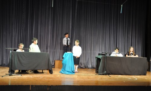 Την επόμενη μέρα, οι μαθητές του 6ου Δημοτικού παρουσίασαν το <i>Ζωοδικείο</i>.