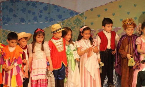 Το απόγευμα της ίδιας μέρας, οι μαθητές του 6ου Νηπιαγωγείου παρουσίασαν <i>Το έργο της παπλωματούς</i>.
