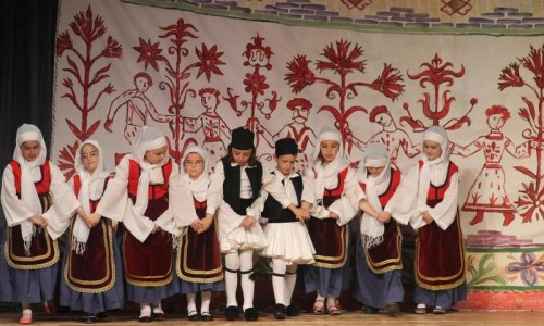 Στη συνέχεια, τη «σκυτάλη» πήραν οι μαθητές του 4ου Δημοτικού με παραδοσιακούς χορούς από όλη την Ελλάδα και τη Μικρά Ασία.