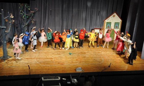 Στις 8 Μαΐου, οι μαθητές του 7ου Νηπιαγωγείου «ζωντάνεψαν» επί σκηνής το παραμύθι <i> Η Χιονάτη και οι 7 νάνοι</i>.