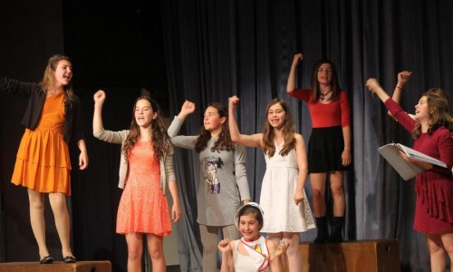 Στις 9 Μαΐου, οι μαθητές του 3ου Γυμνασίου παρουσίασαν τις <i>Κωμωδίες</i> του Αριστοφάνη.