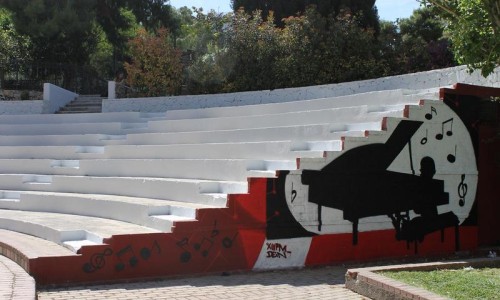 και στην πλατεία Εθνικής Αντίστασης (Ταπητουργείο). Τα graffitis υλοποίησαν οι Φάνης Παπαδάκης και Θοδωρής Καπόπουλος, οι οποίοι και βραβεύτηκαν από το Δήμαρχο Βύρωνα Νίκο Χαρδαλιά. 