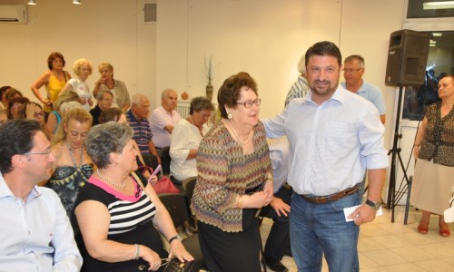 Ο Δήμαρχος Βύρωνα Νίκος Χαρδαλιάς με την κυρία Ελένη Σταθοπούλου, η οποία δώρισε το ακίνητο στο Δήμο στη μνήμη του συζύγου της.