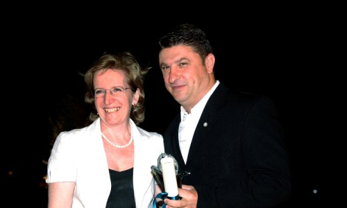 O Νίκος Χαρδαλιάς παραλαμβάνει το βραβείο Οικόπολις για το Δήμο Βύρωνα από την Πρόεδρο της Επιστημονικής Επιτροπής Ecocity και Καθηγήτρια Ιατρικης του Πανεπιστημίου Αθηνών Κλέα Κατσουγιάννη