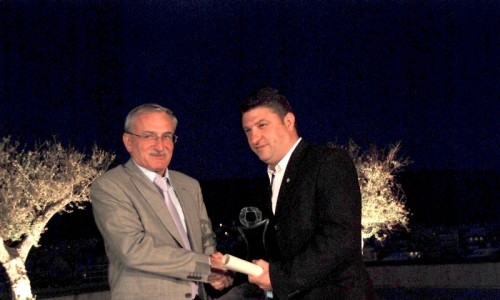 Ο Νίκος Χαρδαλιάς παραλαμβάνει το βραβείο Οικόπολις για το ΣΠΑΥ από τον Αντιπρόεδρο του Διοικητικού Συμβουλίου του Ecocity και Καθηγητή του Πανεπιστημίου Θεσσαλονίκης Κώστα Φυτιάνο