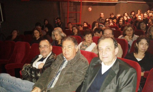 Ο Δήμαρχος Βύρωνα Γρηγόρης Κατωπόδης και ο εκπρόσωπος της Παλ. κοινότητας Ismat Sabri, στη θεατρική παράσταση 