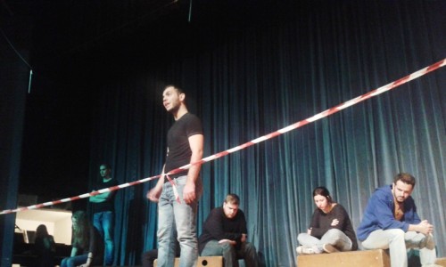 Από τη παράσταση «Μονόλογοι από τη Γάζα» από τη θεατρική ομάδα «Οι Απόφοιτοι»