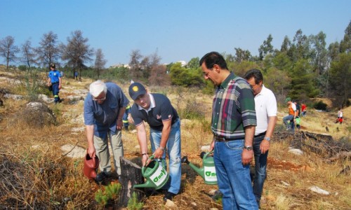 Ο Πρόεδρος του ΣΠΑΥ και Δήμαρχος Βύρωνα, Νίκος Χαρδαλιάς, ο Αντινομάρχης Αθήνας, Χάρης Πασβαντίδης, και ο υπεύθυνος Διεθνών Σχέσεων του ΣΥΡΙΖΑ, Πάνος Τριγάζης, επί τω έργω