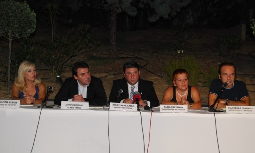 Η Πρόεδρος του Π.Κ. Π. Δάφνη, ο Γ.Γ. Νέας Γενιάς Λ. Μπούλιας, ο Δήμαρχος Βύρωνα Ν. Χαρδαλιάς, η Καλλιτεχνική Διευθύντρια του Π.Κ. Τασία Σαρρίδου και ο Διευθυντής του Ρ.Σ. Μελωδία Οδ. Ιωάννου