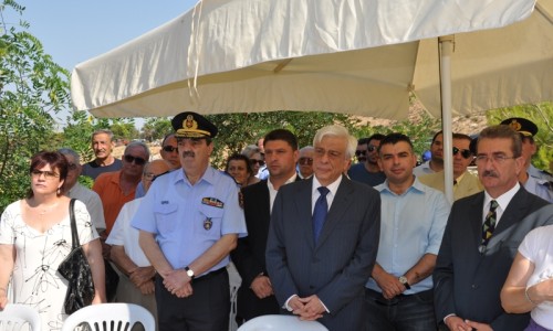 Η Αντιπρόεδρος του ΣΠΑΥ Γ.Φιλίππου, ο Αρχηγός του Π.Σ. Αθ. Κοντοκώστας, ο Δήμαρχος Βύρωνα & Πρόεδρος του ΣΠΑΥ Ν. Χαρδαλιάς, ο Υπουργός Εσωτερικών Πρ. Παυλόπουλος, ο Γ.Γ. Πολιτικής Προστασίας Μ. Μούζας