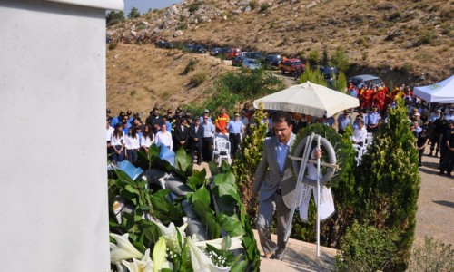 Ο επικεφαλής της παράταξης Βύρωνας-Ανάπτυξη-Προοπτική Π. Κόνσουλας καταθέτει στεφάνι