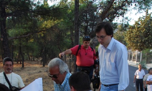 Ο Δημοτικός Σύμβουλος Αλ. Σωτηρόπουλος και ο επικεφαλής της Ενωτικής Παμβυρωνιωτικής Δημοτικής Κίνησης Π. Πάλμος με το Δήμαρχο Βύρωνα ρίχνουν τα συρματοπλέγματα και στέλνουν το μήνυμα ότι το δάσος ανήκει στους πολίτες