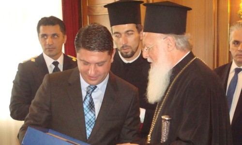 Ο Δήμαρχος Βύρωνα παραδίδει στον Οικουμενικό Πατριάρχη Βαρθολομαίο τα αναμνηστικά δώρα Ο Δήμαρχος Βύρωνα παραδίδει στον Οικουμενικό Πατριάρχη Βαρθολομαίο τα αναμνηστικά δώρα