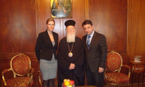 Ο Οικουμενικός Πατριάρχης με το Δήμαρχο Βύρωνα Νίκο Χαρδαλιά και την Εκπρόσωπο Τύπου του, Τζίνα Αρβανίτη Ο Οικουμενικός Πατριάρχης με το Δήμαρχο Βύρωνα Νίκο Χαρδαλιά και την Εκπρόσωπο Τύπου του, Τζίνα Αρβανίτη
