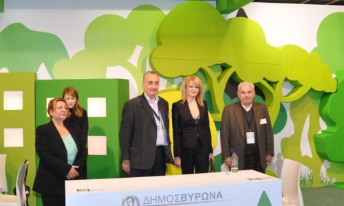 Η υφυπουργός Εσωτερικών Αποκέντρωσης και Ηλεκτρονικής Διακυβέρνησης Θεοδώρα Τζάκρη ανάμεσα στους αντιδημάρχους Βύρωνα, Κωνσταντίνο Ζούμπο, (Τεχνικές Υπηρεσίες) και το Γιώργο Ανδρίτσο (Αντιδήμαρχος Καθαριότητας) και τη Σούλα Θεοδώρου, Διευθύντρια Διαχείρησης Κοινόχρηστων χώρων και πρασίνου.