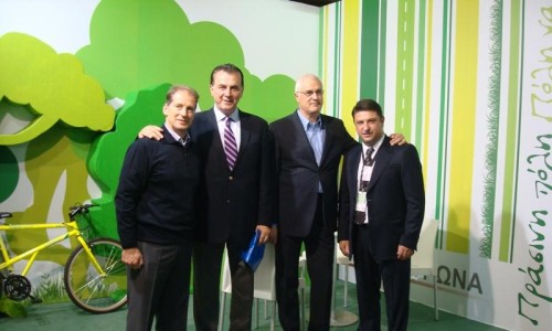 Ο Δήμαρχος Βύρωνα Νίκος Γ. Χαρδαλιάς, με τους Κώστα Ιωαννίδη- Δήμαρχο Βριλλησίων, Ανδρέα Παχατουρίδη- Δήμαρχο Περιστερίου και το Δήμαρχο Ν. Φιλαδέλφειας Σταύρο Κοντό, στο περίπτερο του Δήμου Βύρωνα.