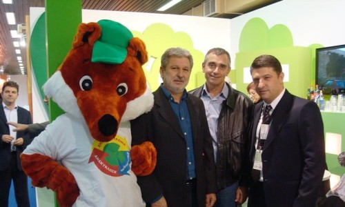 Η Αλεπουδίτσα- μασκότ του προγράμματος της Ανακύκλωσης του Δήμου Βύρωνα, ο προεδρεύων του Σωματείου των Εργαζομένων Γιώργος Χαλβατζής, ο Διευθυντής της Τεχνικής Υπηρεσίας Αναστάσιος Βαλλιανάτος και ο Δήμαρχος Βύρωνα, Νίκος Χαρδαλιάς.