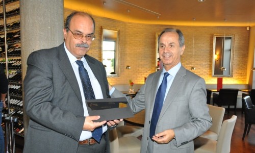 Τη χρυσή κάρτα μέλους πήρε ο υπεύθυνος Ανακύκλωσης του Δήμου Βύρωνα Γιάννης Μαυρίκης από τον Διευθύνοντα Σύμβουλο της Ελληνικής Εταιρίας Τοπικής Ανάπτυξης & Αυτοδιοίκησης Ιωάννη Γκογκοζώτο. 