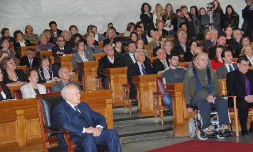 Στο Μέγαρο της Παλαιάς Βουλής, με τον Πρόεδρο της Δημοκρατίας Κάρολο Παπούλια, κατά τη διάρκεια της τελετής βράβευσης.