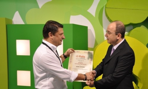 Το αναμνηστικό δίπλωμα παραλαμβάνει ο Δήμαρχος Βύρωνα Νίκος Χαρδαλιάς από τον Διευθύνοντα Σύμβουλο της HELEXPO, Θέμη Καρτσιώτη.