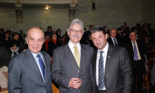 Ο Πρόεδρος της ελληνικής επιτροπής της Unicef, Λάμπρος Κανελλόπουλος, ο υπεύθυνος καθηγητής του 1ου Γυμνασίου Βύρωνα, Χρήστος Χριστοδουλόπουλος και ο Δήμαρχος Βύρωνα Νίκος Χαρδαλιάς.